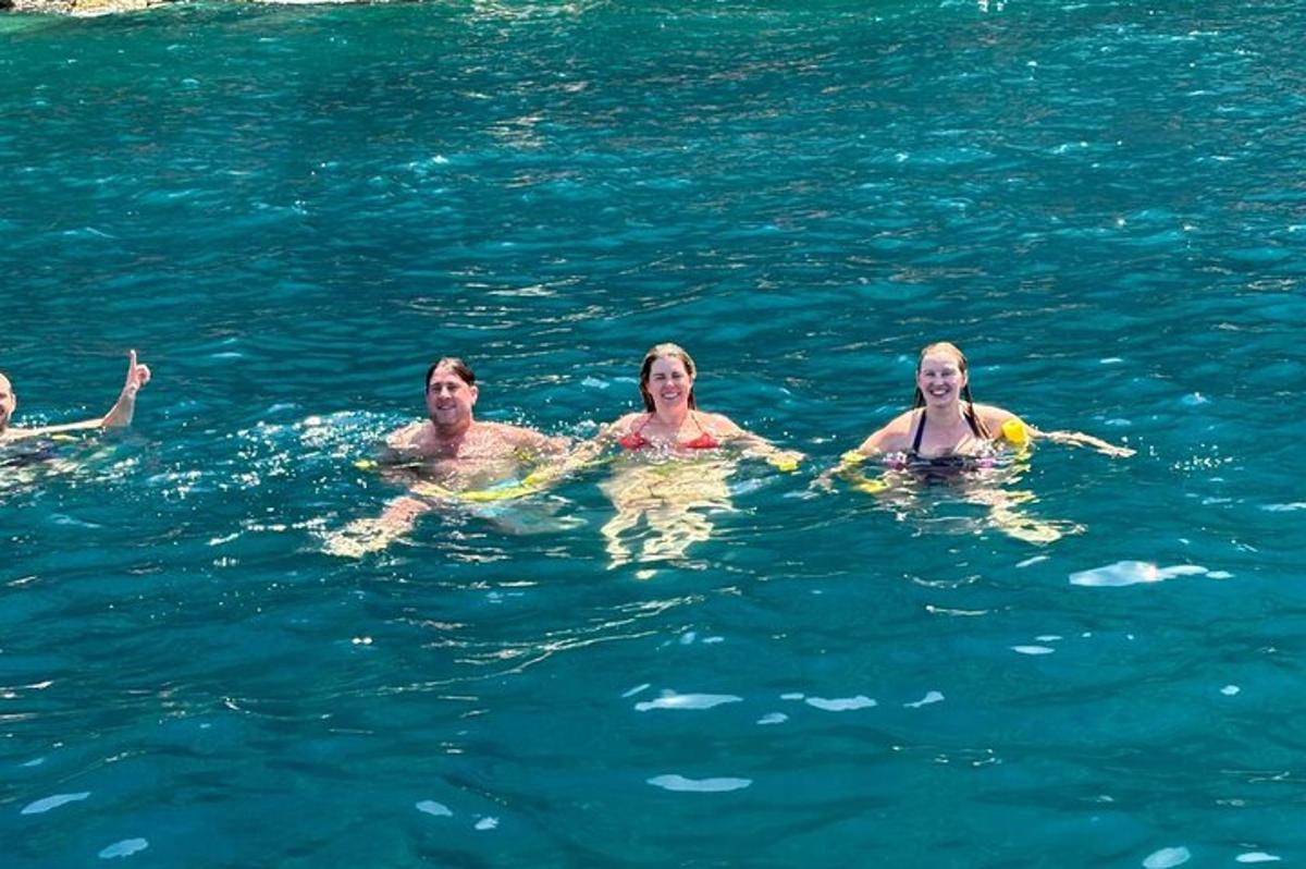 un groupe de personnes nageant dans l'eau
