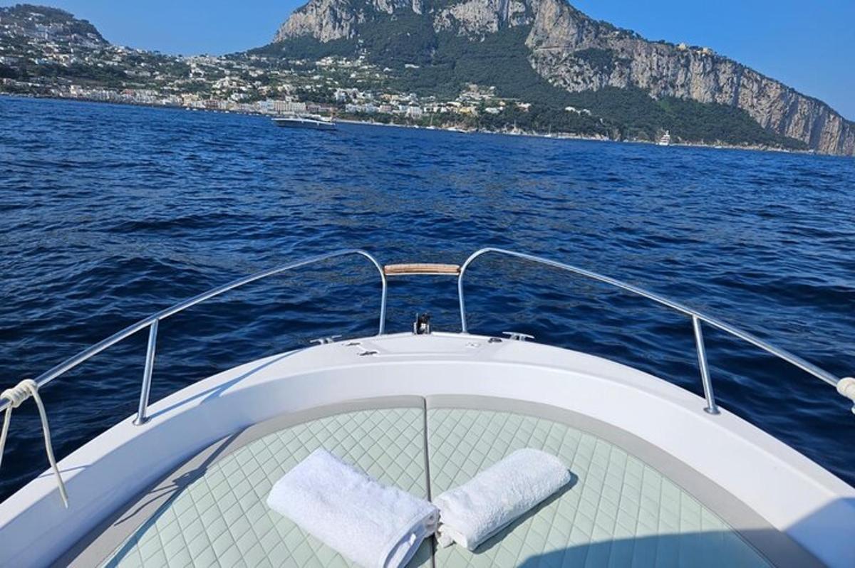 een boot op het water met een berg op de achtergrond