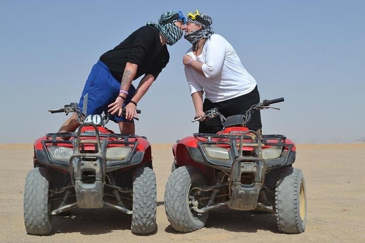 dua orang berdiri di atas atv di padang pasir