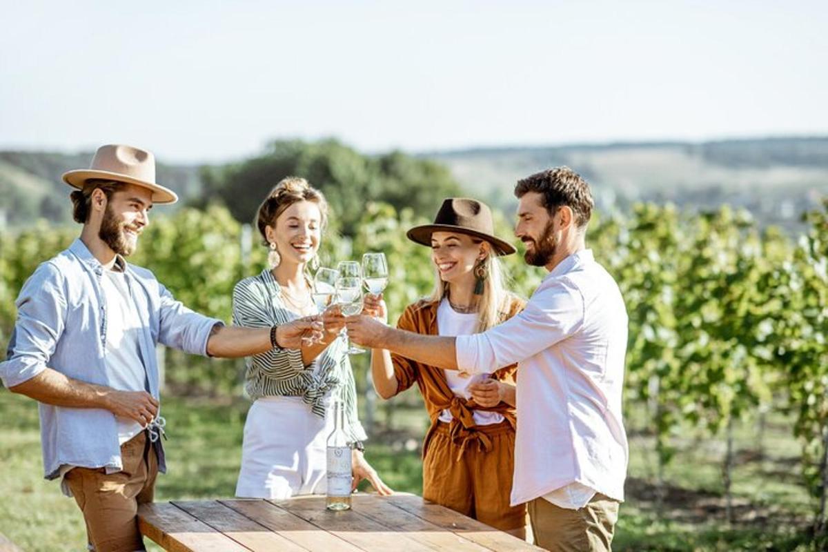 um grupo de pessoas em pé ao redor de uma mesa com taças de vinho
