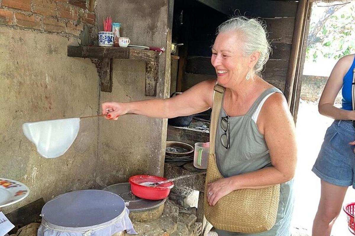 žena vaří ve venkovní kuchyni