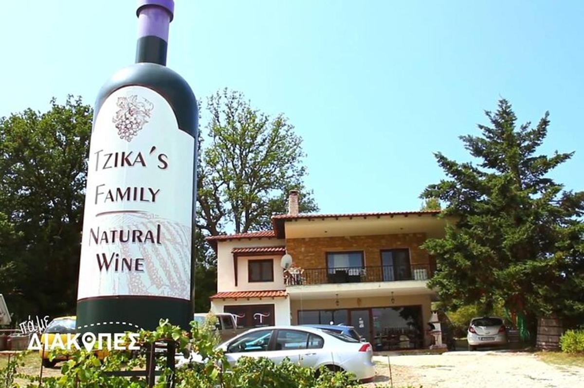 ένα μπουκάλι κρασί μπροστά σε ένα κτίριο
