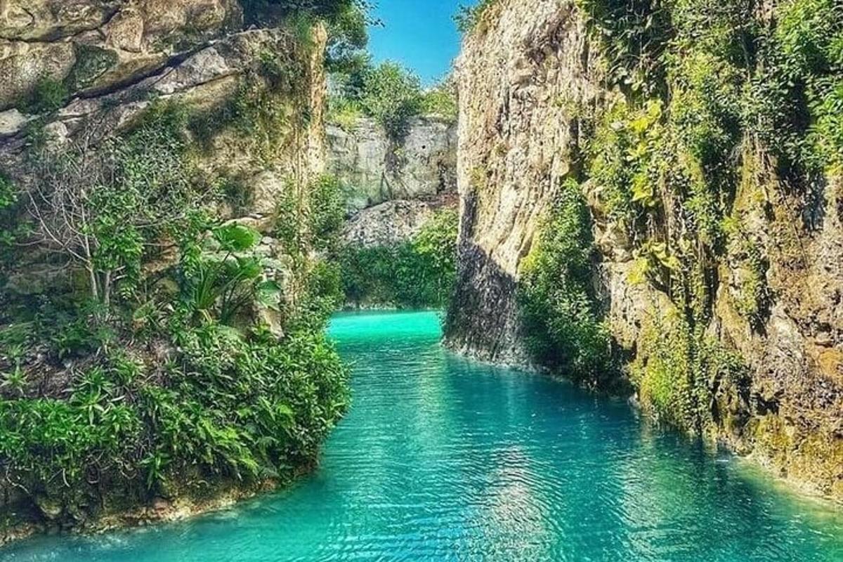 kolam air biru di sungai antara dua tebing