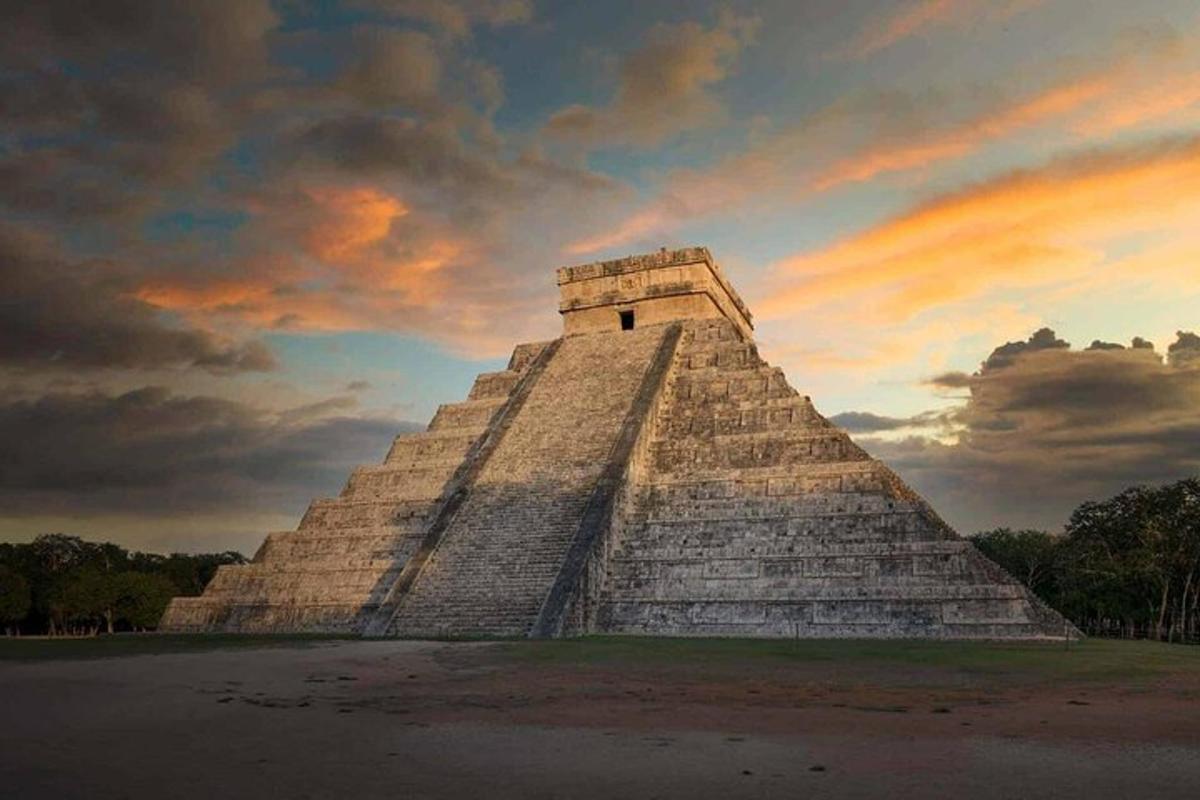 eine Pyramide mit einem bewölkten Himmel im Hintergrund