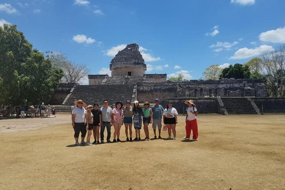 grupp inimesi, kes seisavad templi ees
