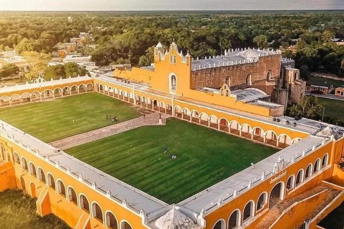pastato su žaliu lauku vaizdas iš oro