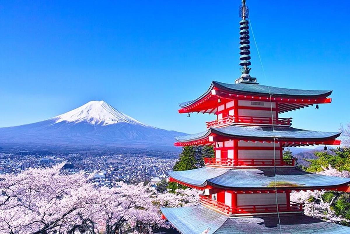 una pagoda rossa con una montagna sullo sfondo