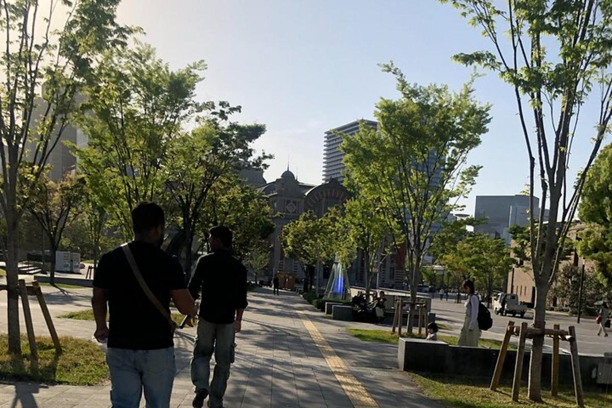 due persone che camminano lungo un marciapiede in un parco