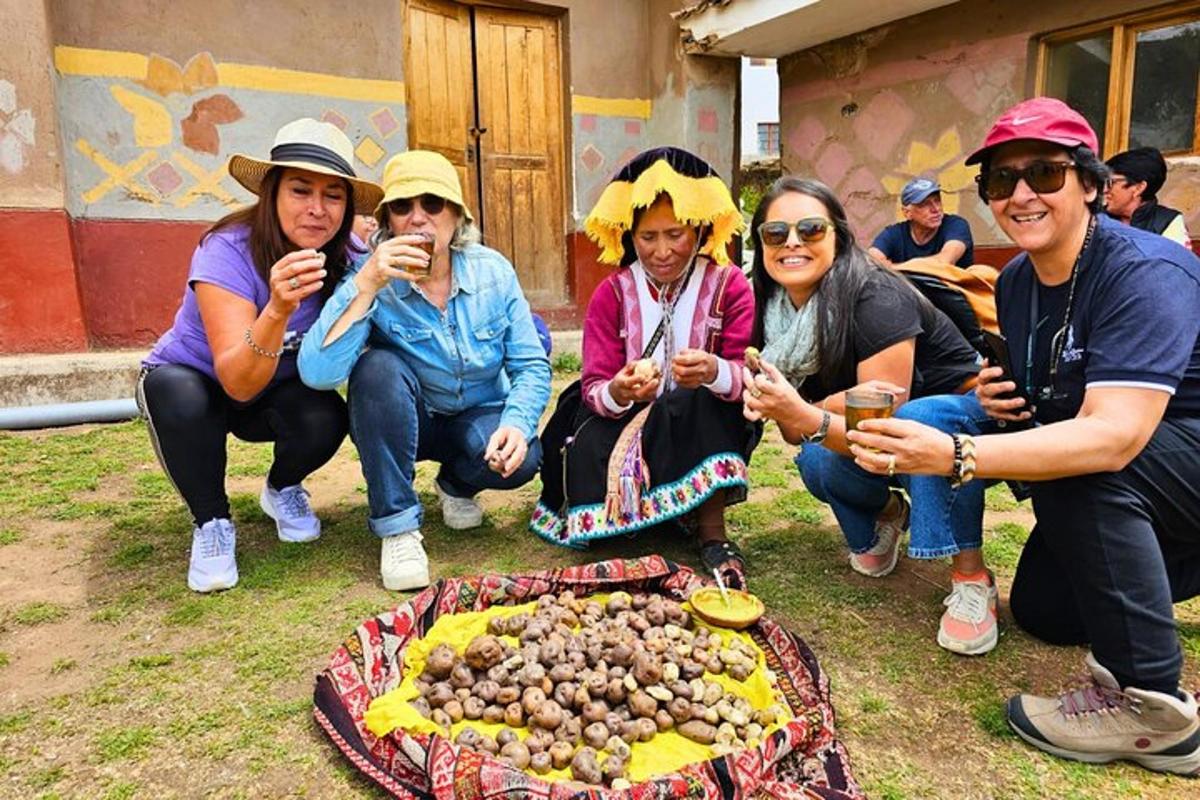 un gruppo di persone sedute attorno a un tavolo con un vassoio di cibo