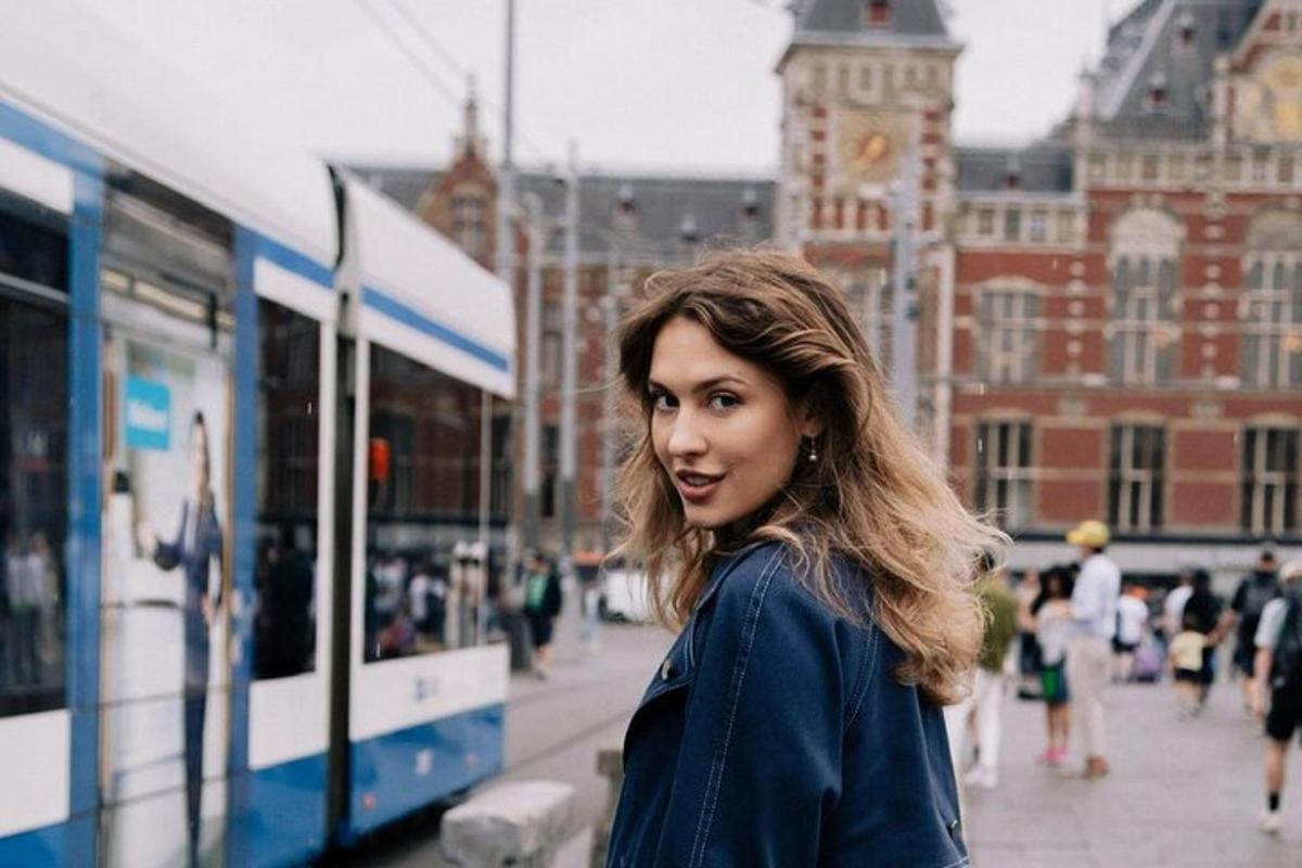 žena stojící před autobusem