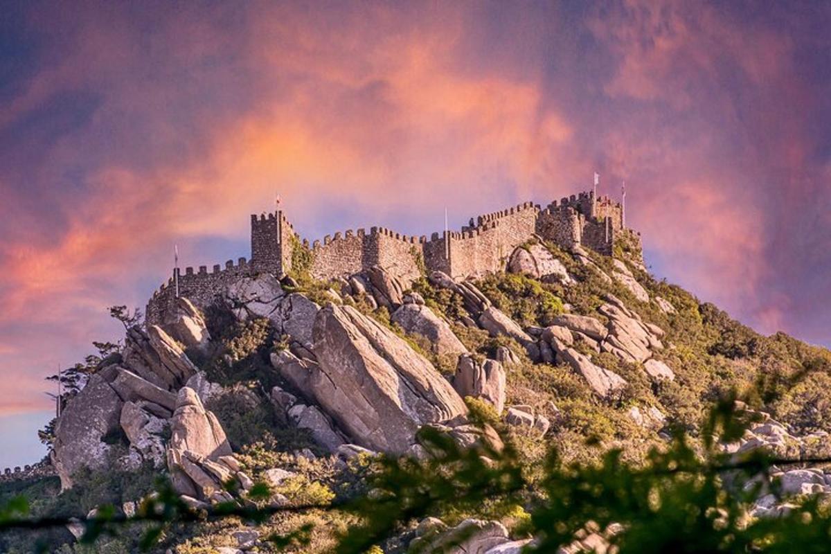 um castelo no topo de uma montanha