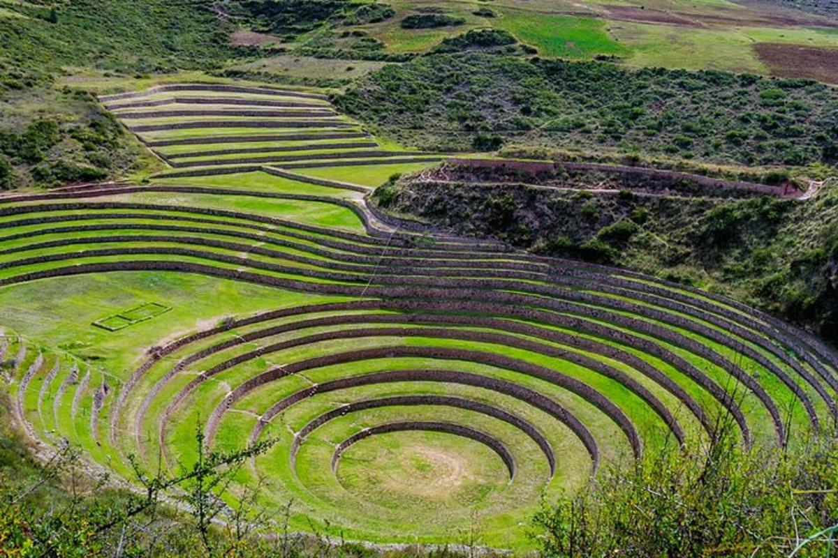 uma vista aérea de um antigo anfiteatro