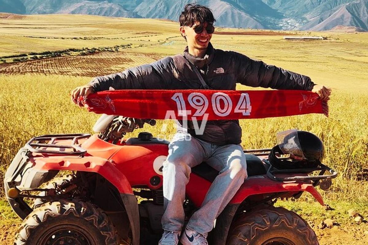 un uomo seduto su un quad in un campo