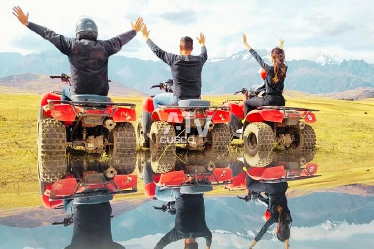 un grup de tres persones assegudes en quads en una massa d'aigua