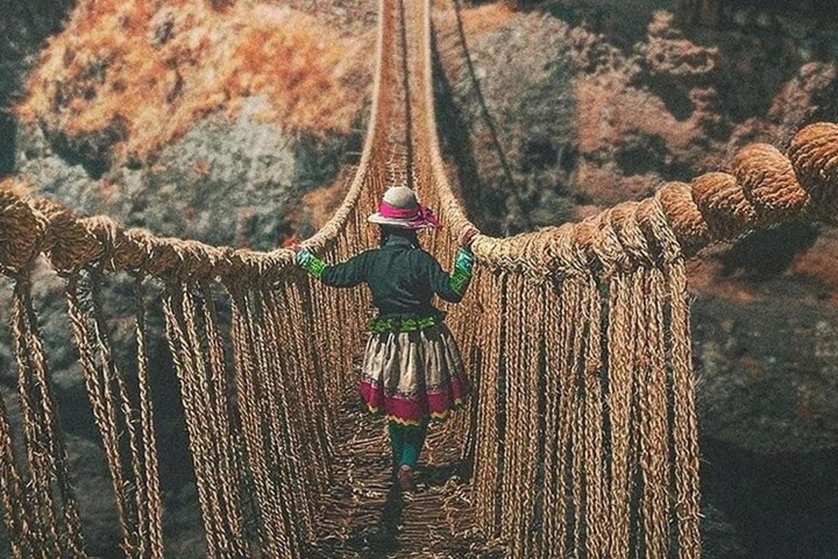 una mujer caminando por un puente colgante