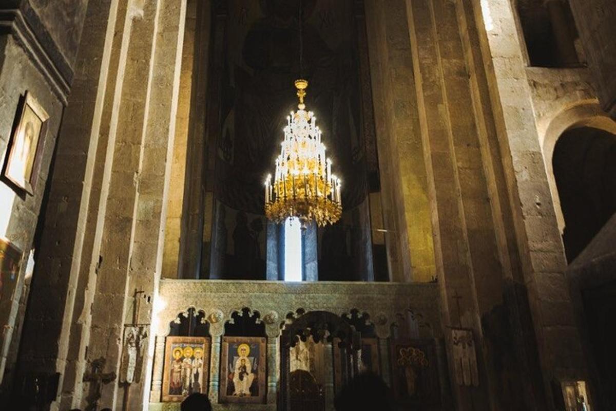 un llum d'aranya en una església amb una catedral