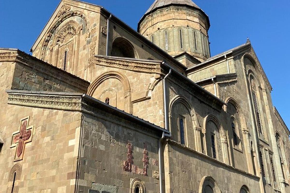veca baznīca ar torni tās virsotnē