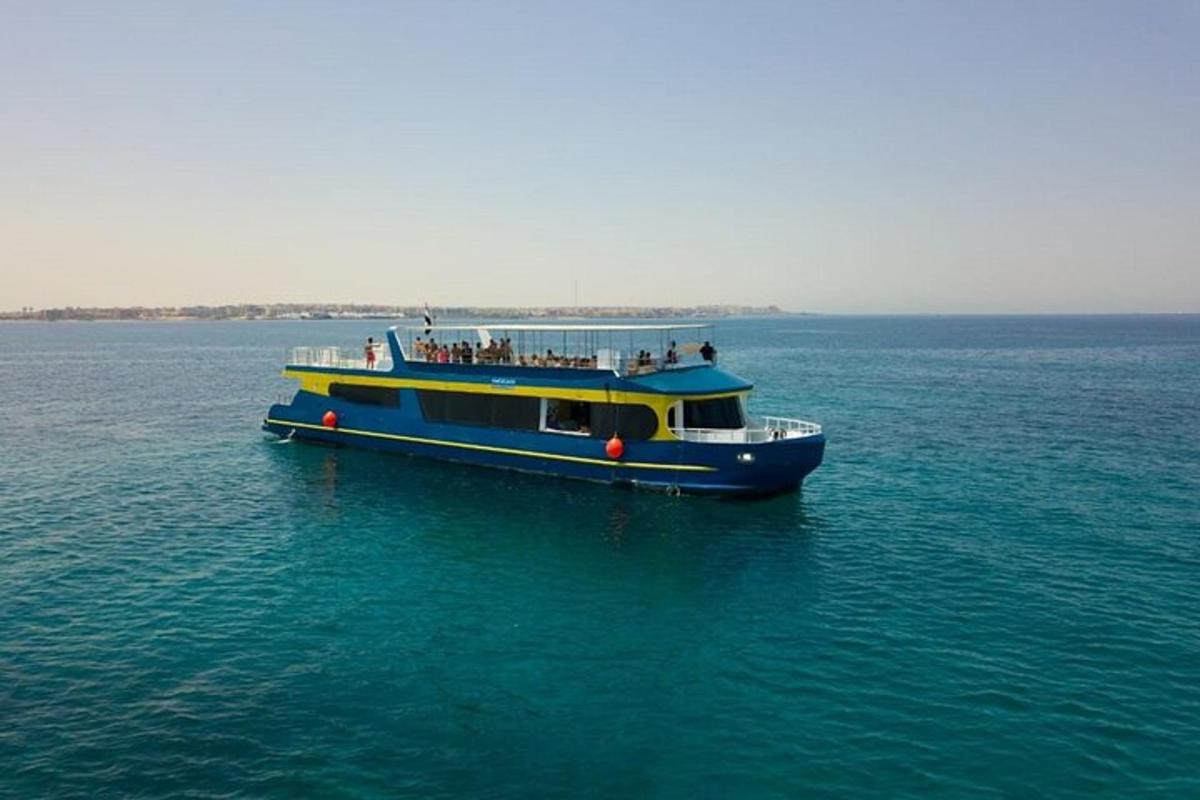 perahu biru dan kuning di dalam air