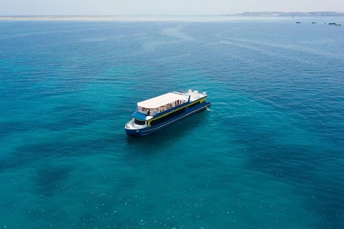 sebuah perahu di tengah perairan yang besar