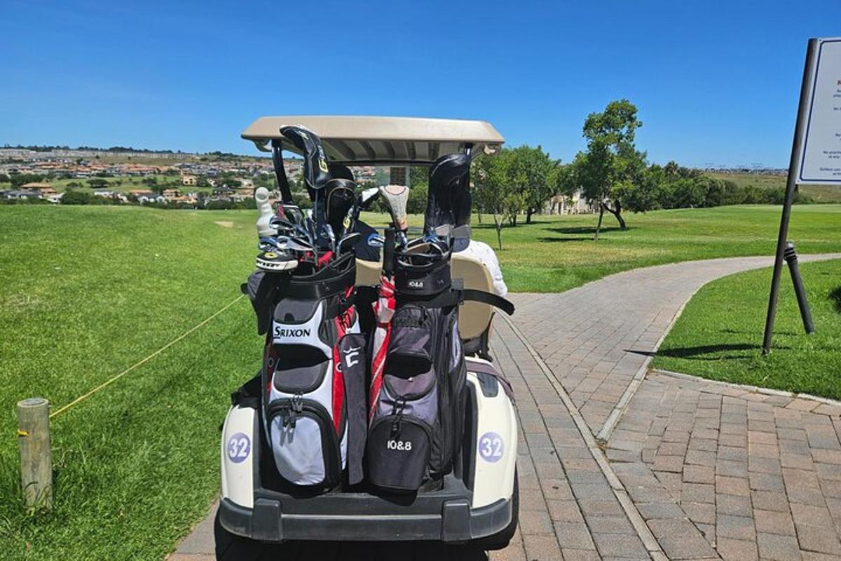egy golfkocsi parkol egy golfpályán