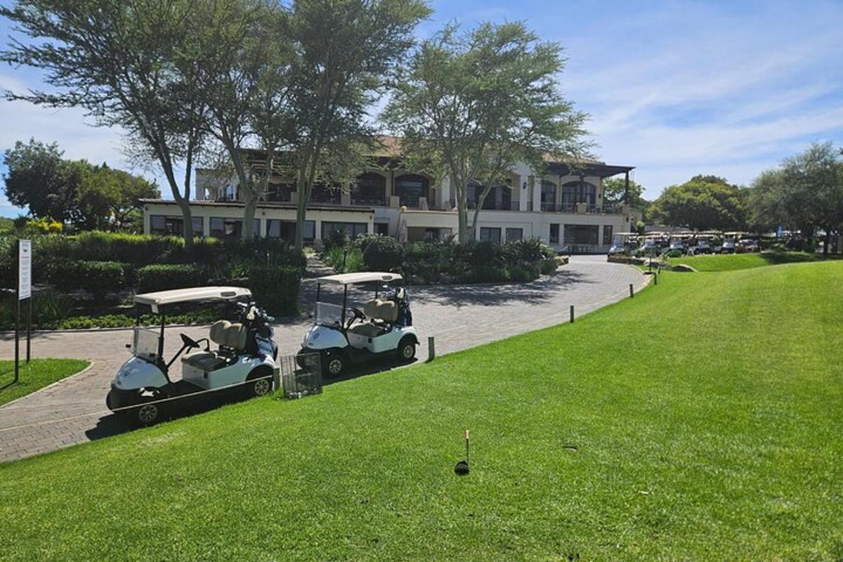 két golfkocsi parkolt egy ház előtt