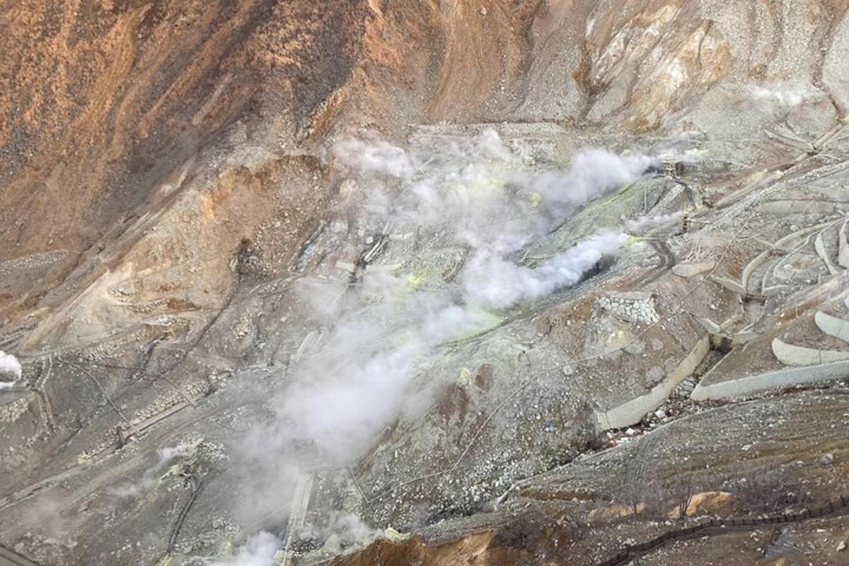 tumpukan asap di gunung berbatu