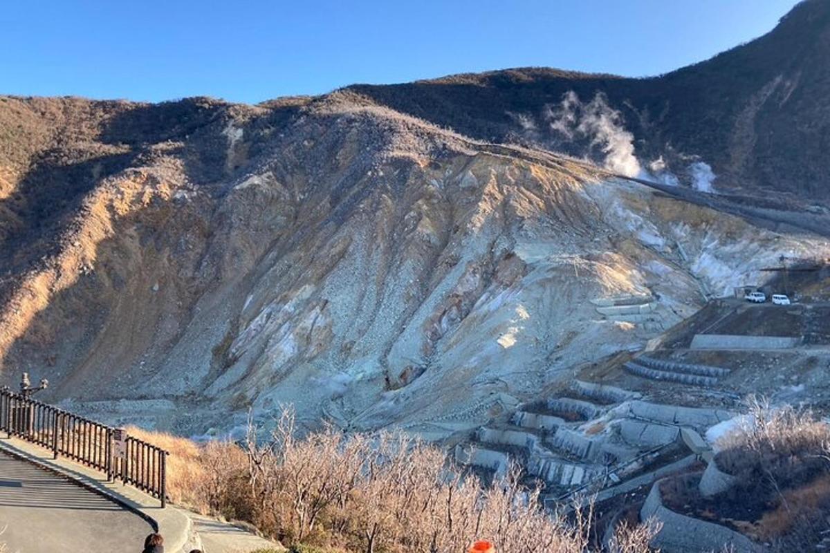 gunung dengan bukit yang tertutup salju dengan jalan
