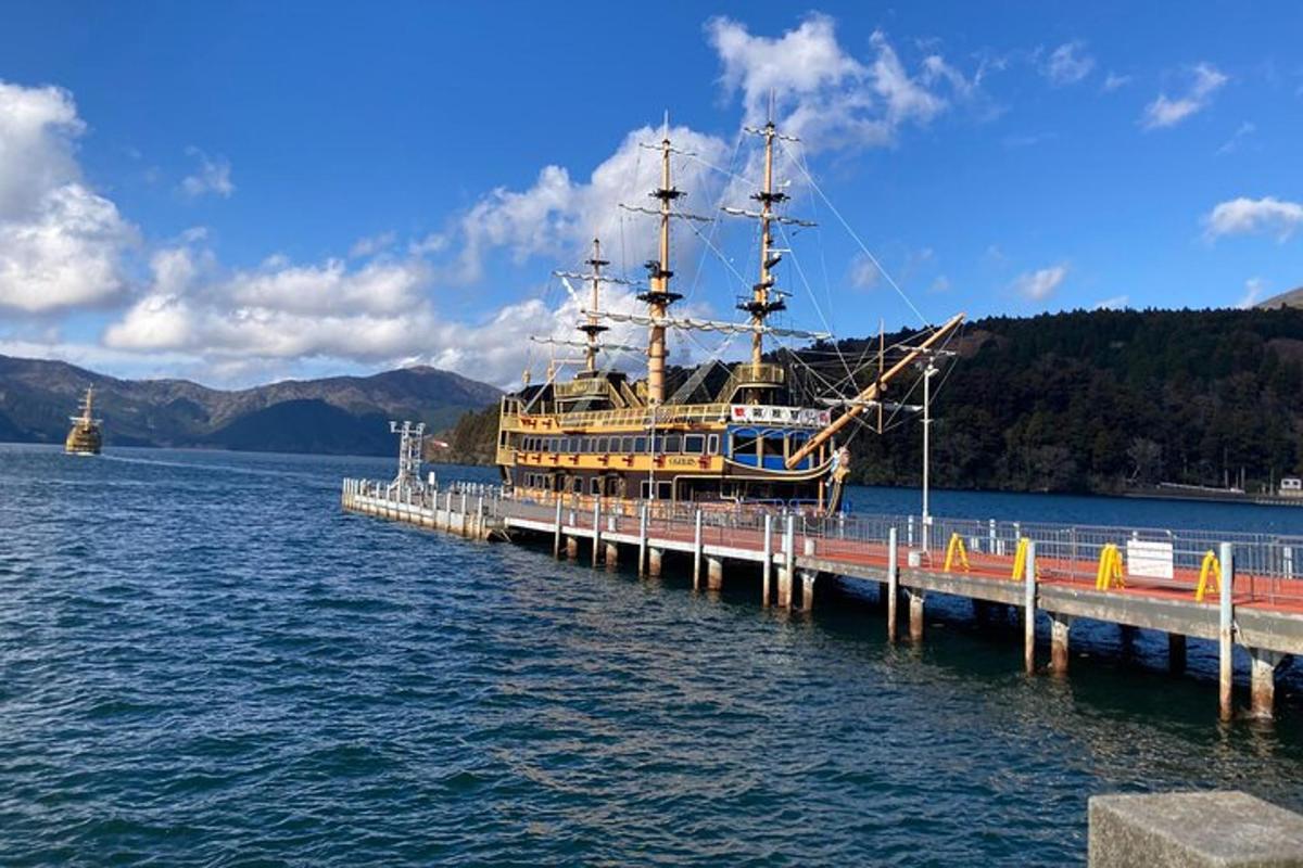 sebuah perahu besar berlabuh di dermaga