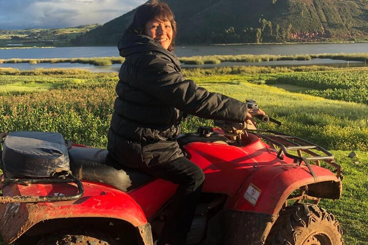 野原で赤いATVに座っている女性