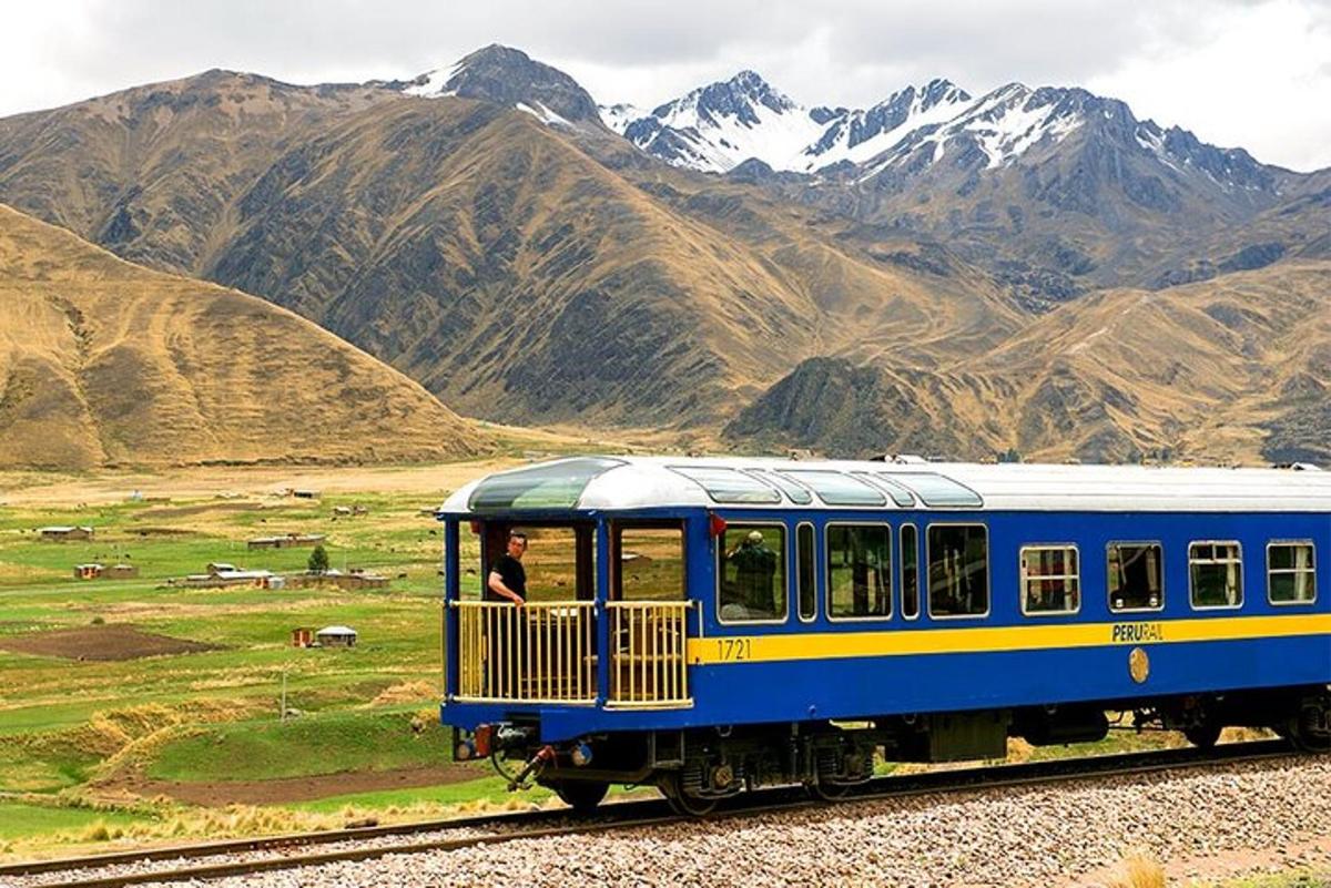 kereta api biru dan kuning yang melalui banjaran gunung