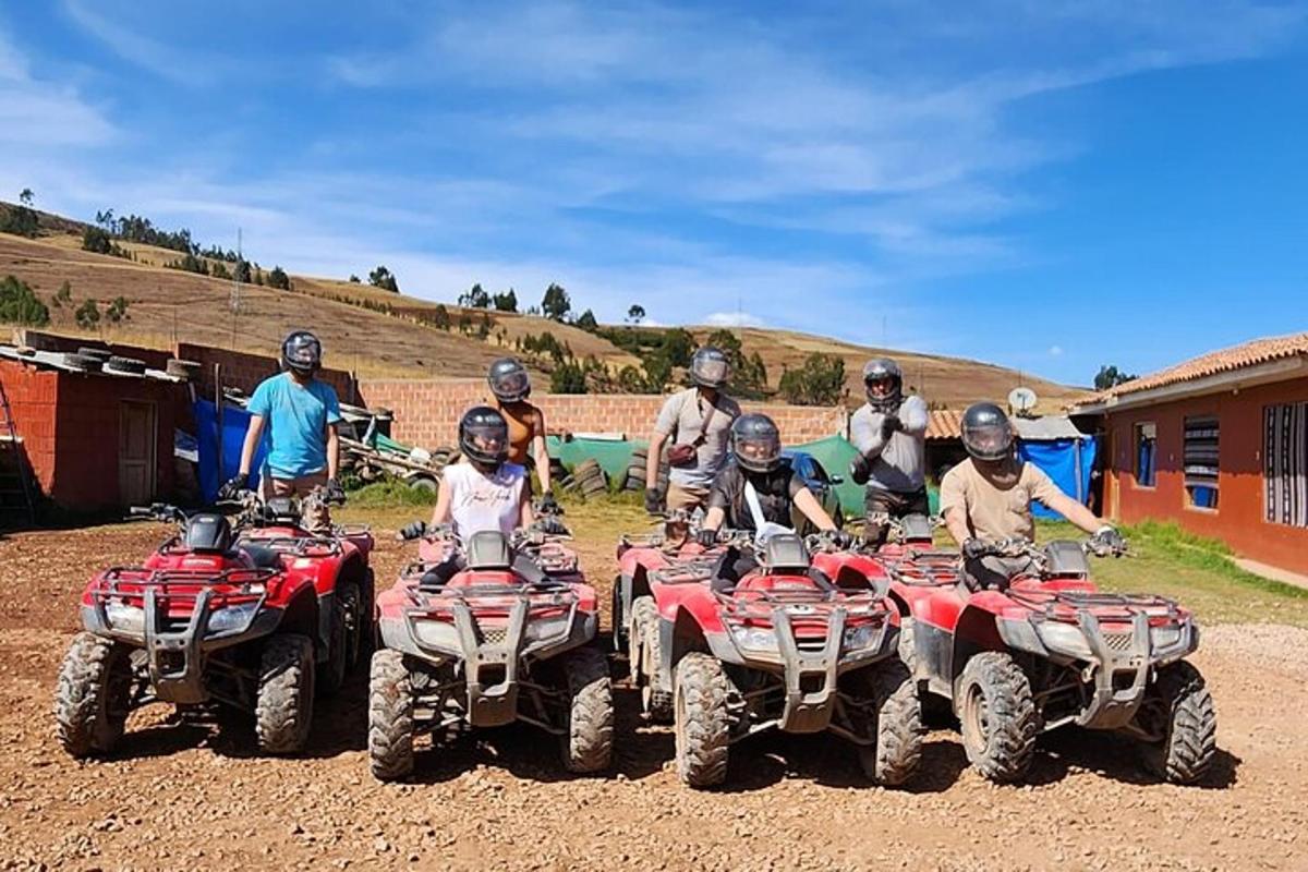 未舗装道路でATVに乗る人々のグループ