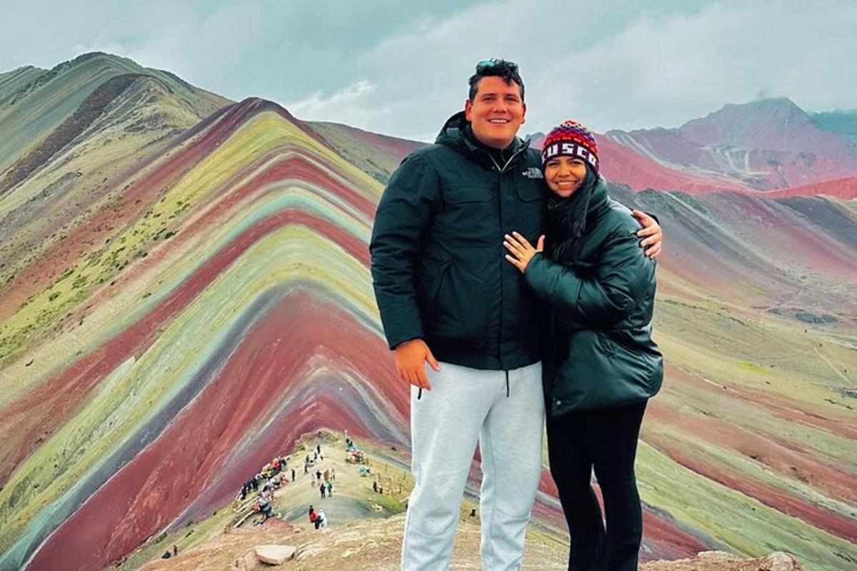 seorang lelaki dan perempuan berdiri di hadapan sebuah gunung