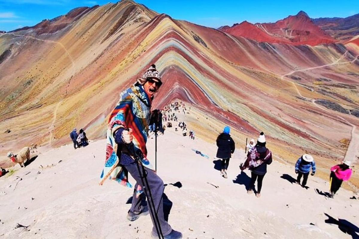 seorang lelaki berdiri di atas gunung