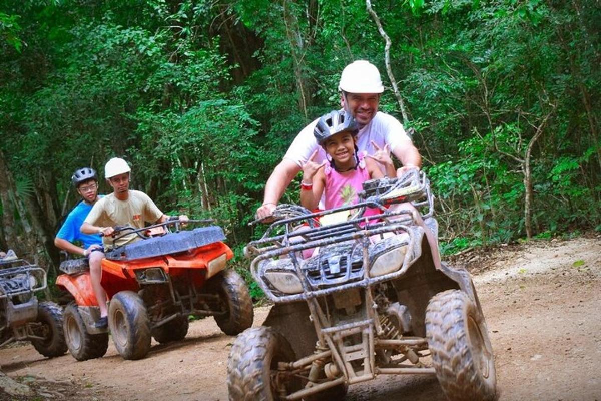 un grup de persones que condueixen quads per un camí de terra