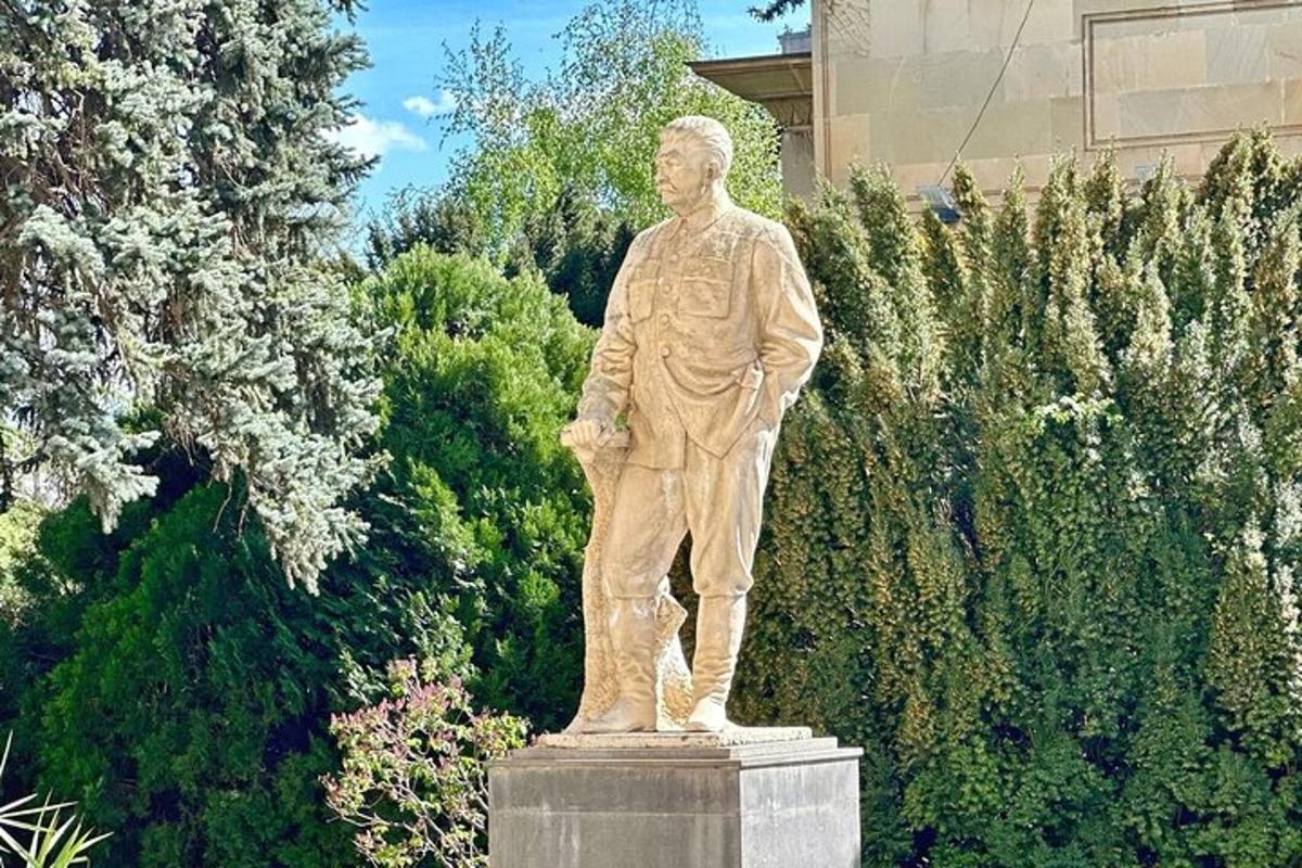 socha muža stojaceho v záhrade