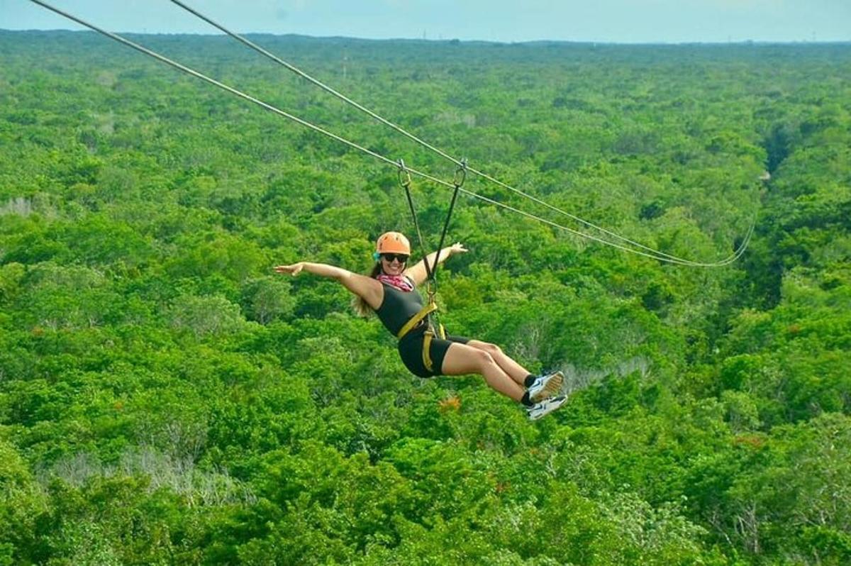 žena letící vzduchem na zipline