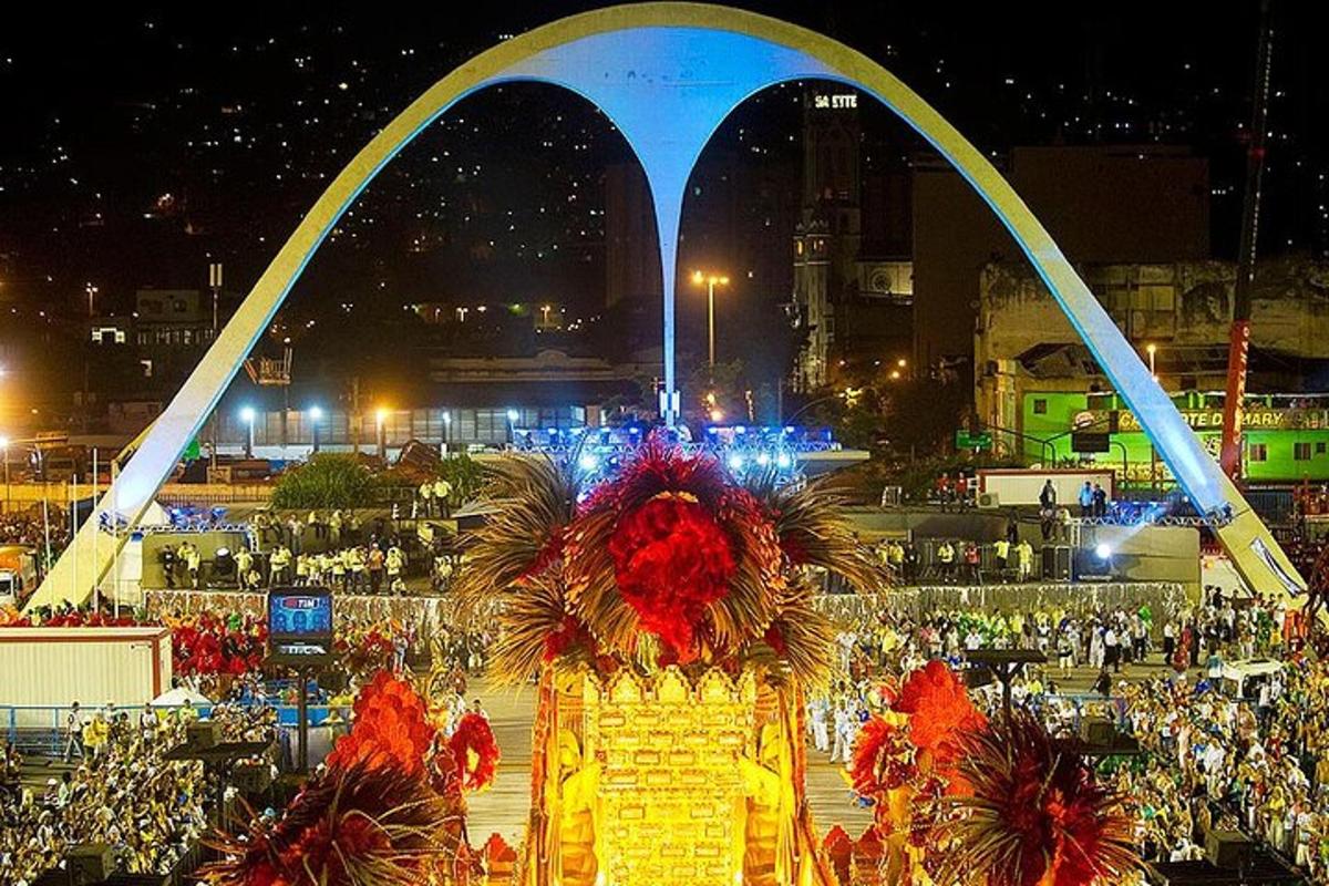 un gerro ple de flors davant d'un gran arc