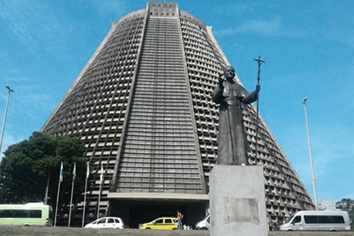 un gran edifici amb cotxes aparcats davant