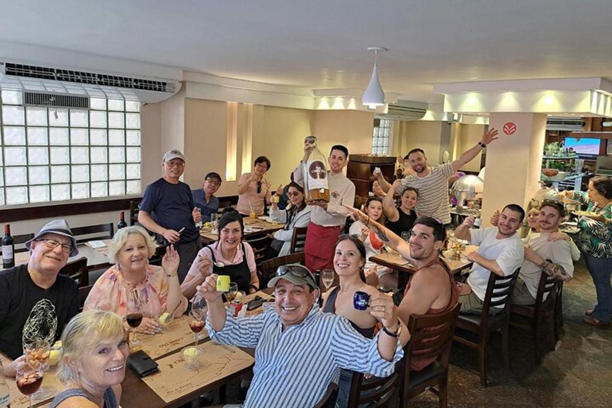 un grup de persones assegudes a les taules d'un restaurant
