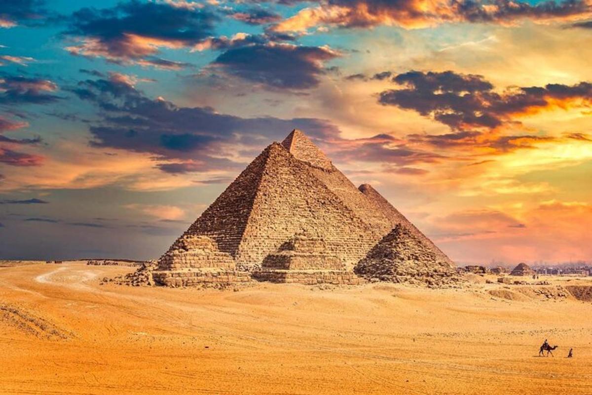 obrázek pyramid v Gíze při západu slunce
