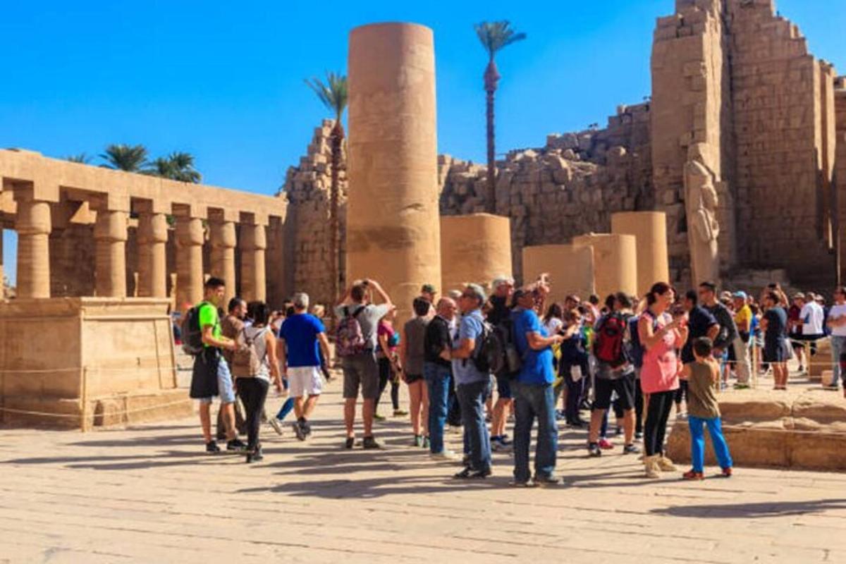 un grand groupe de personnes marchant devant un temple