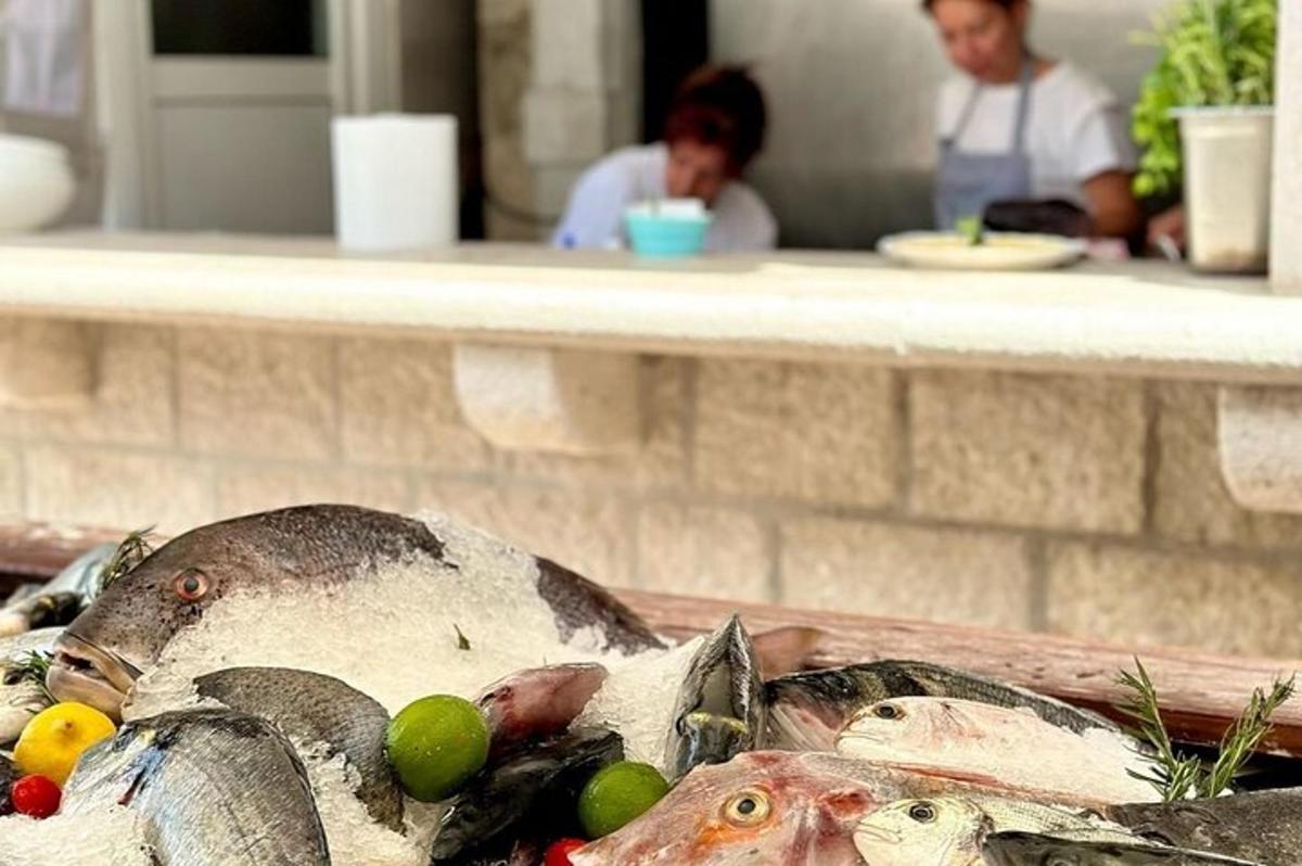 un piatto di cibo con pesce su un tavolo