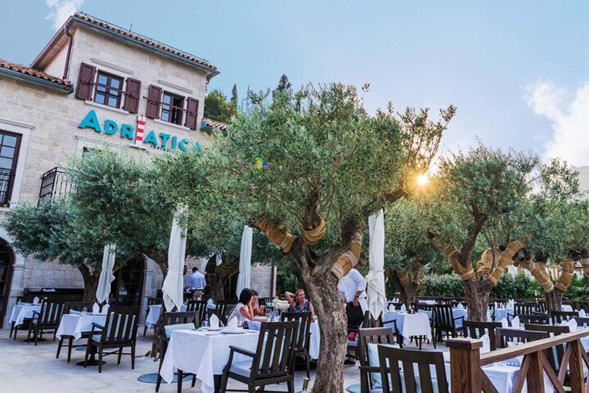 un ristorante con tavoli, sedie e un albero