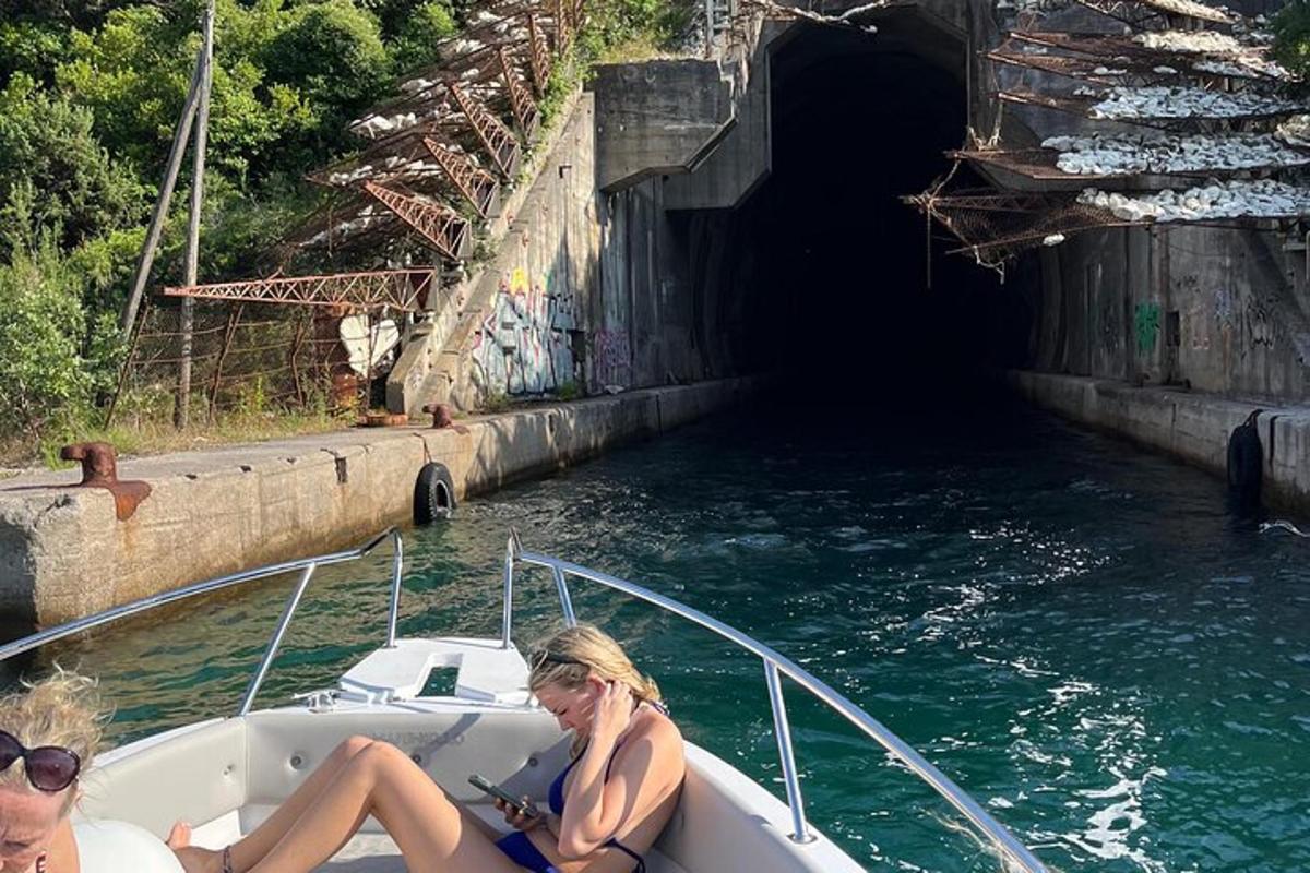 due donne su una barca che attraversano un tunnel