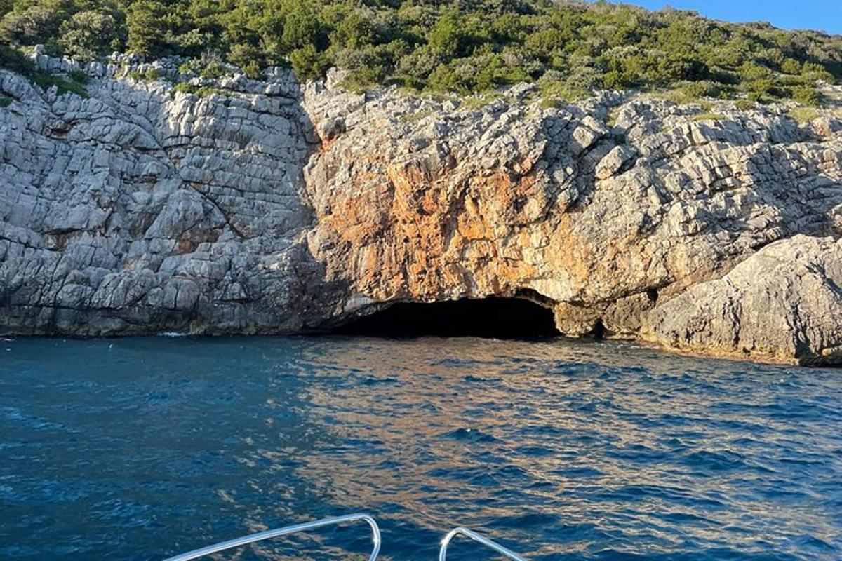una barca di fronte a una grotta nell'acqua