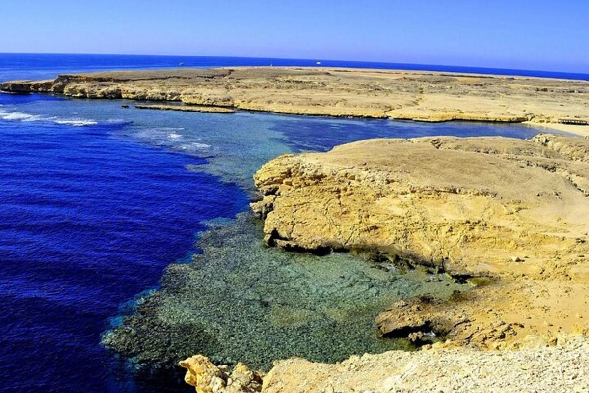 vista aèria d'una illa rocosa a l'oceà