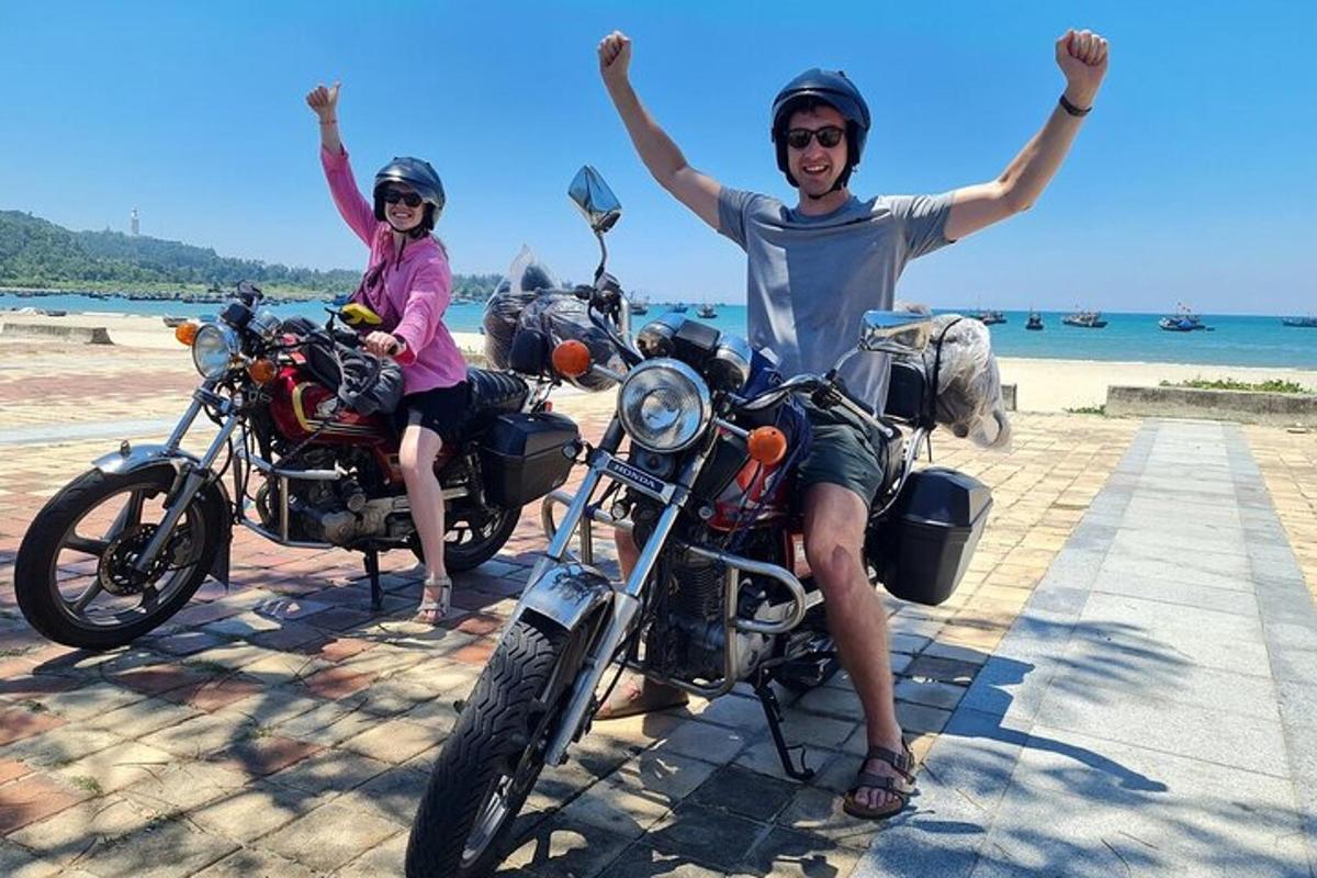 seorang lelaki dan seorang wanita duduk di atas motosikal mereka