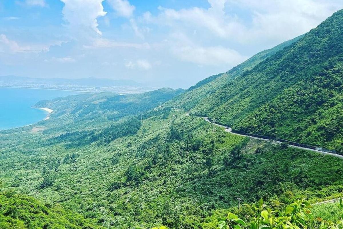 pemandangan gunung dengan sungai dan jalan