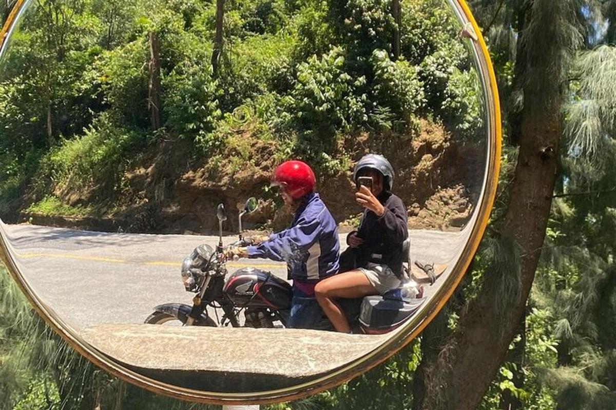 镜子里一男一女骑着摩托车