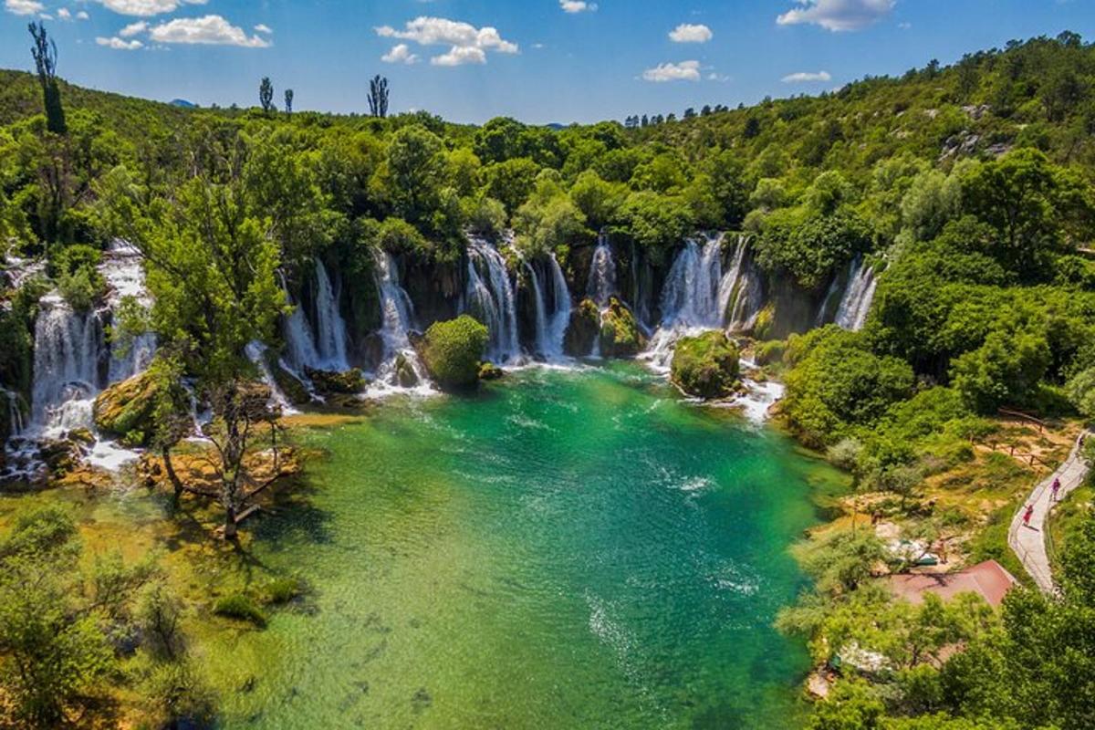 vista aèria d'una cascada i un estany d'aigua